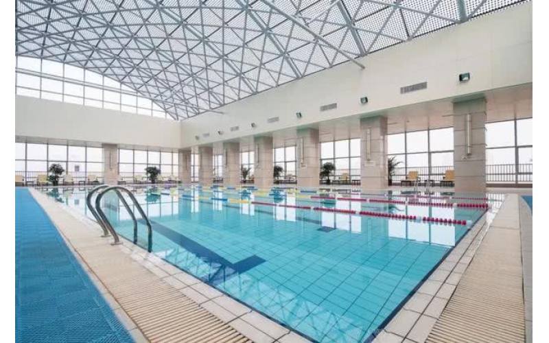 新衛(wèi)生標(biāo)準(zhǔn)實(shí)施，我國(guó)游泳池水水質(zhì)已接近國(guó)外發(fā)達(dá)國(guó)家和國(guó)際泳聯(lián)的標(biāo)準(zhǔn)